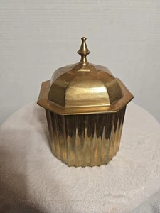 Scatola portagioie vintage in ottone con coperchio, rara, petunia, originale probabilmente dall'India - Foto 1 di 11