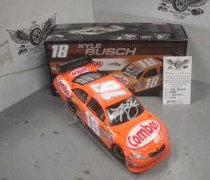 2008 Kyle Busch Combo's 1/24 Action NASCAR Druckguss handsigniert - Bild 1 von 2