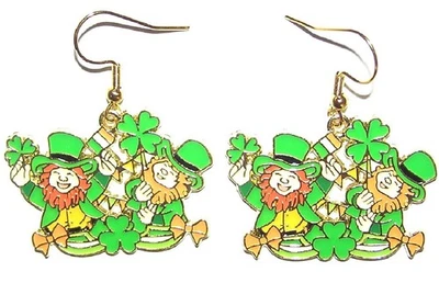 Pendientes del día de San Patricio con tréboles verdes de la suerte, duendes y bandera irlandesa Foto 1 de 3