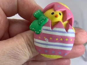 Easter Egg CARLE PLACE NY EASTER UNLIMITED INC Vintage Resin Brooch Pin V-9637* - Picture 1 of 3