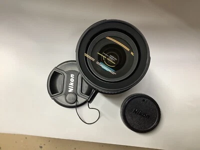 Lente Nikon DX AF-S Nikkor 18-135 mm f/3,5-5,6G ED con tapas Foto 1 de 3