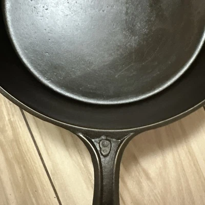 Sartén de hierro fundido con mango elegante rara antigua de la década de 1890 n.º 9 con marca de puerta restaurada Foto 1 de 4