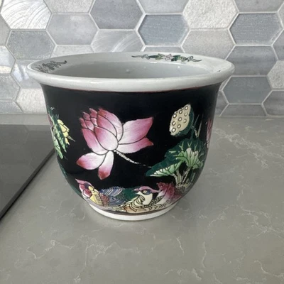 Maceta floral estilo chino Qialong Famille Noir escena estanque chino de colección Foto 1 de 4