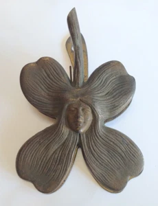 JUDD ANTIQUE ART NOUVEAU BRASS WOMAN FOUR LEAF CLOVER WALL CLIP - Picture 1 of 4