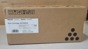 Toner Ricoh SP 5200HE Schwarz 821229 Neu OVP A-Ware Original SP 5200S Rg MwSt - Afbeelding 1 van 5