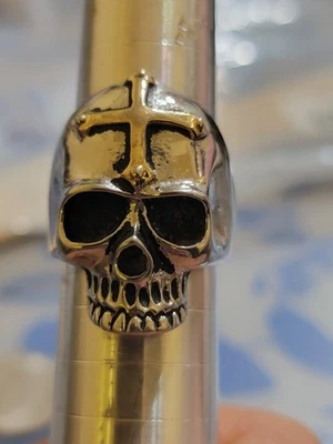 Anillo Calavera Hombre Black Jack Acero Inoxidable con Detalle Cruz Tono Dorado. talla 9 Foto 1 de 4