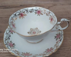 Paragon teacup and saucer with beautiful pink roses and golden leafs. - Bild 1 von 6