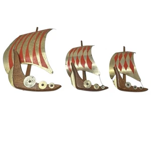 Musketiere Wikinger Schiff Trio MCM Wandbehang Holz & Metall Boot Rot & Gold Lesen - Bild 1 von 16