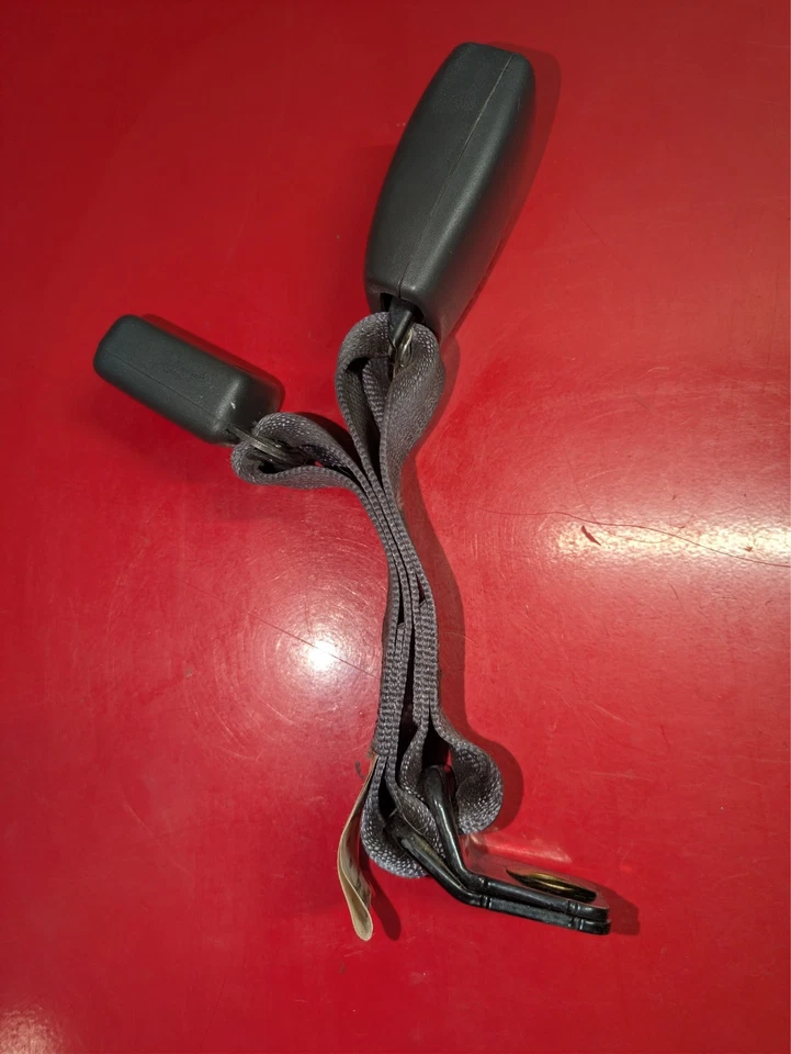 Pestillo del cinturón de seguridad trasero para pasajeros Pontiac Grand Prix 2004-2008 (OEM) Foto 1 de 4