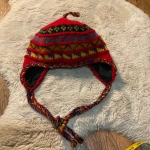 Newari Lana Diseño Islandés Sombrero Tejido Medias Gorra Cálida Invierno Rojo Chullo - Imagen 1 de 10