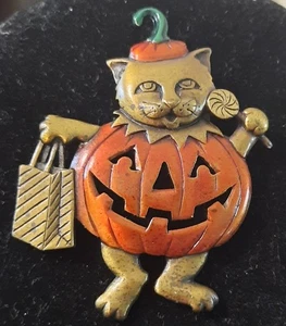 JJ Katze im Kürbis Kostüm goldfarbene Brosche/Anstecknadel Halloween 🎃 2 1/4x1 3/4" massiv - Bild 1 von 7