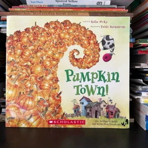 Pumpkin Town! book by Katie McKy (Paperback) - Bild 1 von 6
