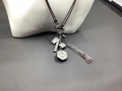 Collar negro doble capa con detalles de cristal negro Foto 1 de 4