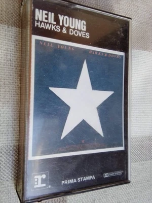 Neil Young HAWKS & DOVES MC musicassetta prima stampa 1980 - Immagine 1 di 4