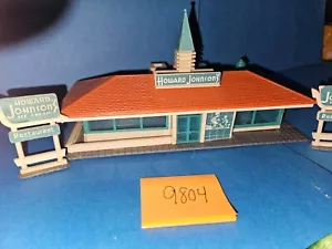 HOWARD JOHNSON RESTAURANT WITH SIGNS, HO SCALE, EXCELLENT CONDITION - Picture 1 of 8