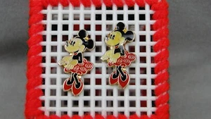 Disney Minnie Mouse Emaille Ohrstecker goldfarben kleiner Wirbel Kleid - Bild 1 von 4