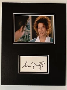 ACE VENTURA SCHAUSPIELERIN SEAN YOUNG signed handsigniert Passepartout Foto mit Schnitt 11"x14" - Bild 1 von 2