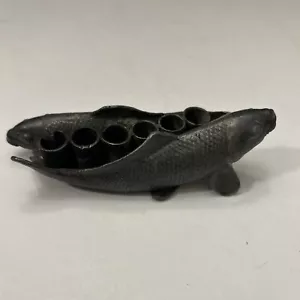 Antico 2 Koi Pesce Fiore Rana Ikebana 6 Fori Metallo Fuso Marcato Giappone '900 - Foto 1 di 11