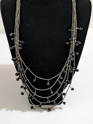 Collar Premier Designs Pistola Multicapa Metal Tono Gris Y Cuentas Negras.  Foto 1 de 4