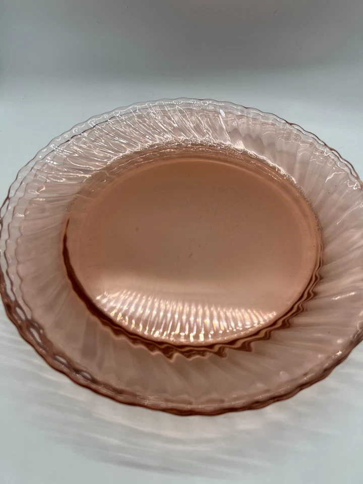 4 прозрачные стеклянные салатные или десертные тарелки Arcoroc France Pink Swirl 8,75 дюйма - Изображение 1 из 4