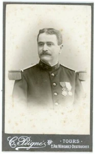 PHOTO CDV c.1905 Peigné Tours, un militaire officier 70e régiment pose médailles - Picture 1 of 2