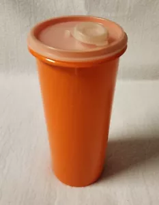 Jarra de bebidas delgada naranja Tupperware Handolier 262 con tapa transparente y caño - Imagen 1 de 5