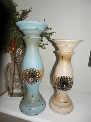 JUEGO 2 CANDELABROS AZUL BEIGE ENVEJECIDO 11 1/2" y 10" vela pilar en mal estado Foto 1 de 4