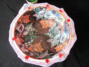 HANDGEMACHTE SCHALE SPEZIELLES GLAS DEKORATIV MEHRFARBIG + SPITZE UND SEIDENBLUMEN - Bild 1 von 1