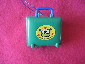 Sanrio KEROPPI TRINKET ORNAMENT GRÜN TRAGEKOFFER Vintage '88, '93 NEU - Bild 1 von 3