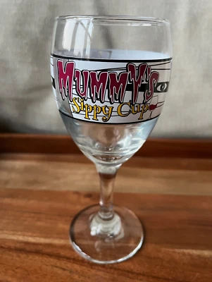 "Mummy's Sippy Cup" - Copa de vino de Halloween/temática gótica usada en excelente estado Foto 1 de 4