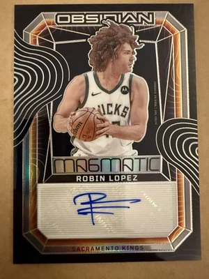 2023-24 Panini Obsidian - Magmatic Signatures Robin Lopez #MS-LPZ/149 (AU) Foto 1 de 2