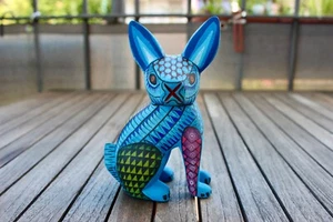 Blau-gruen gefaerbte, holzgeschnitzte und handbemalte Alebrije-Hase-Skulptur - Bild 1 von 6
