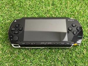 Sony PSP 1003 Handheld-Videospielkonsole - Schwarz leichtes UMD-Rauschen (e1) - Bild 1 von 5