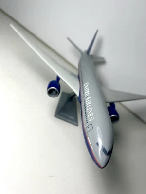 United Airlines Model Boeing 777-200 N786UA ETOPS w/Stand 1:200 - Image 1 of 4