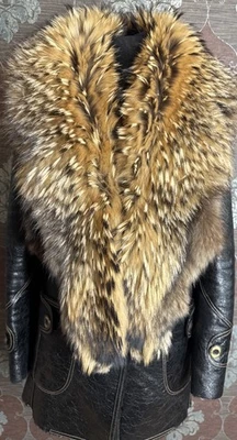 Chaqueta de piel de cordero genuina de piel de oveja, negra, ribete de mapache finlandés real, M Foto 1 de 4