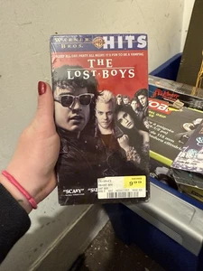 THE LOST BOYS (VHS, 1993) Corey Feldman, Kiefer Sutherland. Horror New Sealed.  - Foto 1 di 1