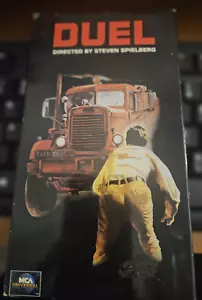 Duel VHS Directed By Steven Spielberg Dennis Weaver 1971 Classic - Imagen 1 de 2
