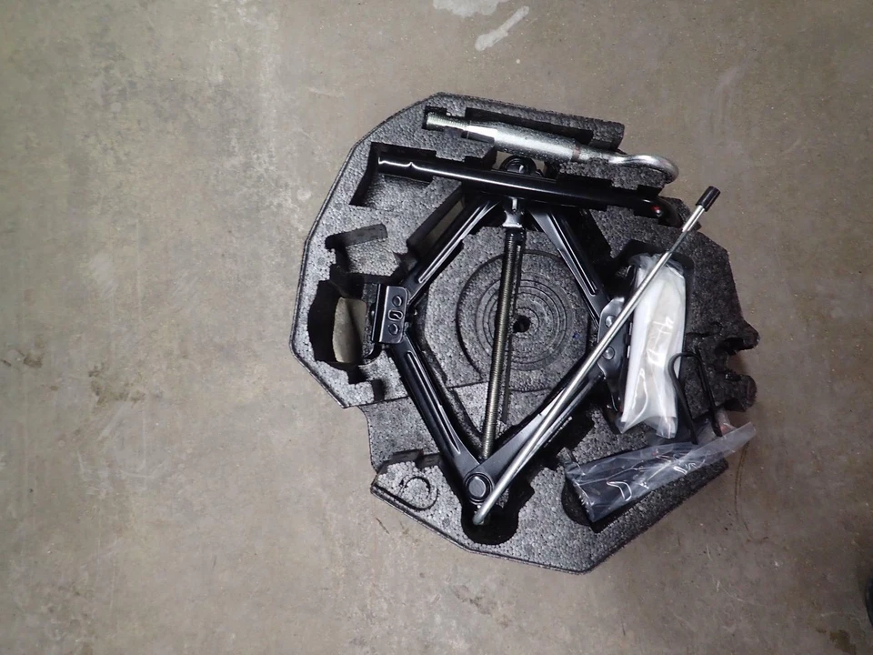 Volvo S90 2018 OEM Jack, llave de tuercas, herramientas y soporte de almacenamiento de espuma Foto 1 de 1