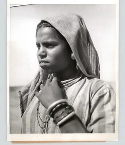 Mujer INDIA en Joyería DALIT o 'Intocable' de Sistema de Castas 1946 Foto de Prensa - Imagen 1 de 2