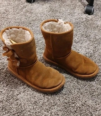 BOTA CORTA DE GAMUZA KOOLABURRA BY UGG VICTORIA TALLA US 1 Foto 1 de 4