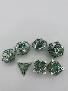 Dadi DnD in Metallo Cavo Set 7 Pezzi - Cancelli Portaoggetti - Verde e Argento - Foto 1 di 9