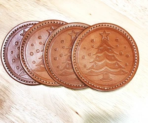 Juego de 4 posavasos navideños de cuero artesanales - Imagen 1 de 4