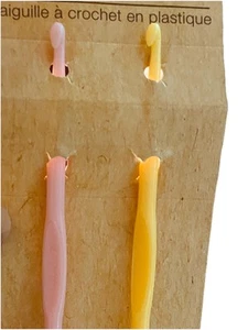 Ganchos de ganchillo de plástico cuadrados Crafter's rosa y amarillo NUEVO EN PAQUETE 4,0 mm y 4,5 mm. - Imagen 1 de 2