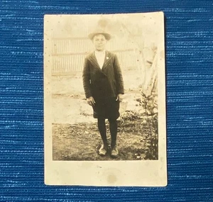 Antik 1914 RPPC Postkarte Foto unbesendet Kind Junge großer Hut stehende Schuhe 24B - Bild 1 von 2