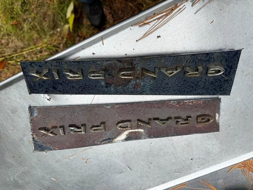 Pontiac Grand Prix 1965 emblemas guardabarros embellecedor izquierdo derecho Foto 1 de 1