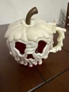 DISNEY Snow White Evil Queen Poison Apple Cup With Lid Drip Red Skull MUG Cup - Picture 1 of 3