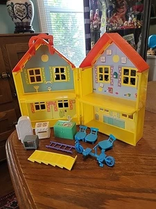 Peppa Pig Deluxe 2003 Doll House Playset with 10 Furniture Pieces. - Picture 1 of 15