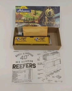 HO Athearn Blue Box 5211 40' Wood Reefer Schlitz Beer URTC 92132 Kit - Picture 1 of 4
