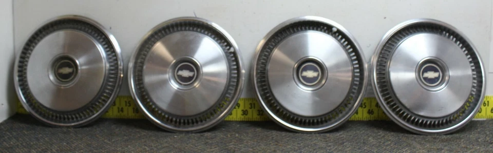 Juego de tapacubos de 14" cubiertas de rueda OEM 03997992 1973-74 Chevrolet Nova Camaro (1809) Foto 1 de 4