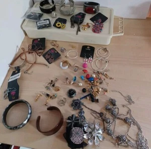 Vintage Junk Crafting Jewelry 80's To Now Retro Ring Earrings 1 Lb Plus B6 - Imagen 1 de 24